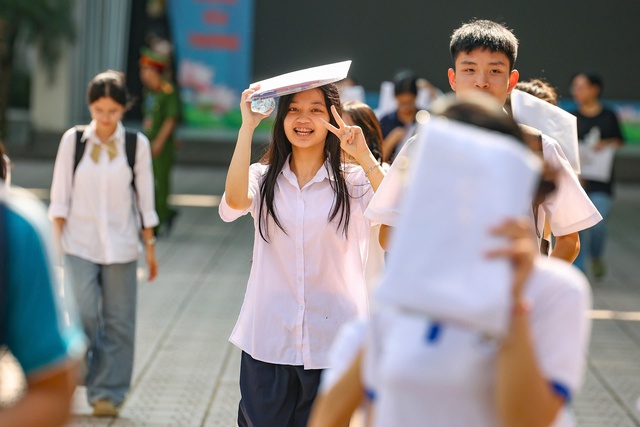 Thi lớp 10 m&ocirc;n to&aacute;n: 409 th&iacute; sinh bỏ thi, 2 vi phạm quy chế- Ảnh 1.
