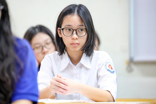 Thi lớp 10: Đề tiếng Anh c&oacute; điều chỉnh về độ kh&oacute; nhưng vẫn c&oacute; điểm 10 - Ảnh 1.