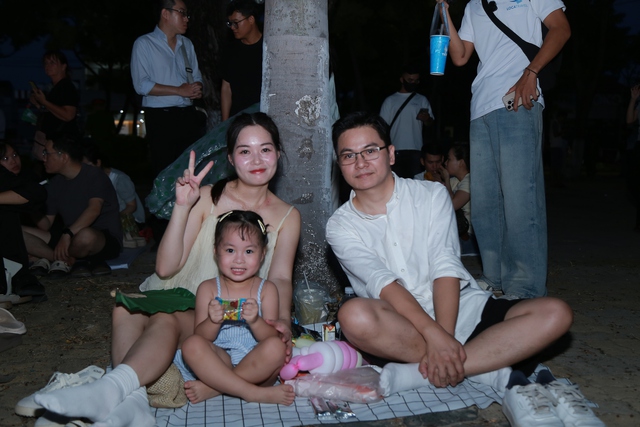 Trước giờ khai hỏa Lễ hội ph&aacute;o hoa, s&ocirc;ng H&agrave;n ken đặc người chờ khai hỏa - Ảnh 2.