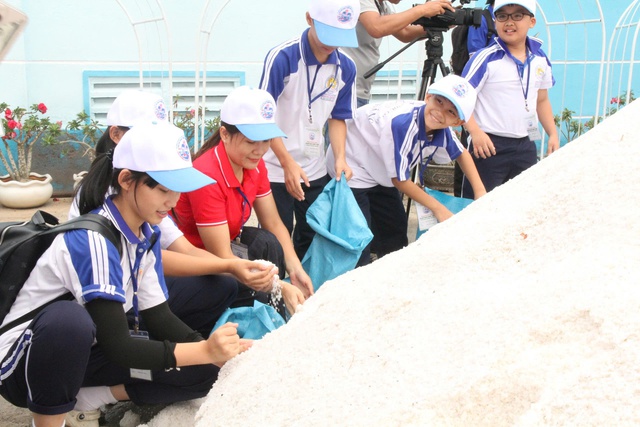 Học sinh trải nghiệm về ngành nghề nông thôn trên địa bàn TP.HCM- Ảnh 1. Học sinh trải nghiệm về ngành nghề nông thôn trên địa bàn TP.HCM- Ảnh 1.