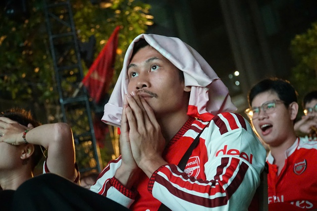 Diễn viên 'Mưa đỏ' thẫn thờ vì Arsenal bại trận!- Ảnh 3. Diễn viên 'Mưa đỏ' thẫn thờ vì Arsenal bại trận!- Ảnh 3.