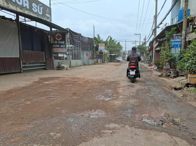 Xe ben làm rơi đất đá xuống đường- Ảnh 1. Xe ben làm rơi đất đá xuống đường- Ảnh 1.