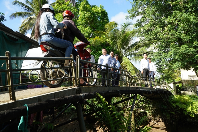 Người dân xóm nhỏ Cần Thơ mong mỏi cây cầu mới- Ảnh 1. Người dân xóm nhỏ Cần Thơ mong mỏi cây cầu mới- Ảnh 1.