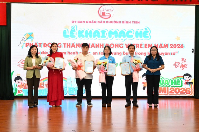 Phó chủ tịch UBND TP.HCM trao quà cho học sinh nhân dịp hè- Ảnh 2. Phó chủ tịch UBND TP.HCM trao quà cho học sinh nhân dịp hè- Ảnh 2.