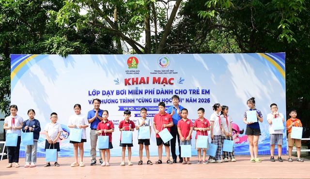 Dạy bơi miễn phí cho thiếu nhi Hà Nội- Ảnh 1. Dạy bơi miễn phí cho thiếu nhi Hà Nội- Ảnh 1.