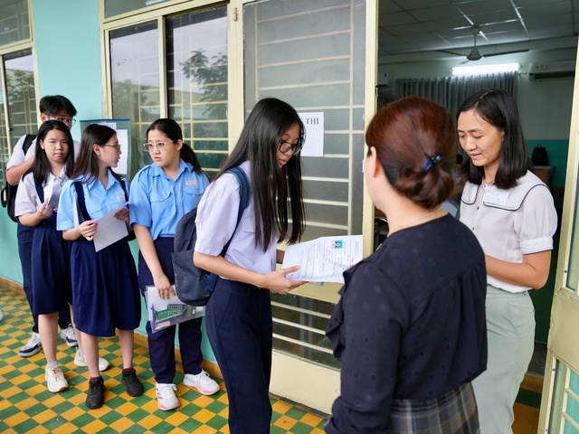 Thi lớp 10 TP.HCM: Khoảng 0,39% thí sinh vắng mặt, Sở GD-ĐT chỉ đạo điều gì? - Ảnh 1.