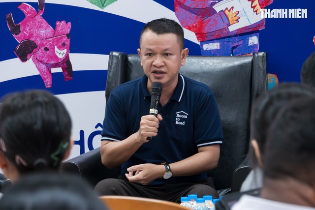 Để trẻ được đọc, nơi cần đặt nhiều sách hơn là 'bàn tay người lớn' - Ảnh 1.