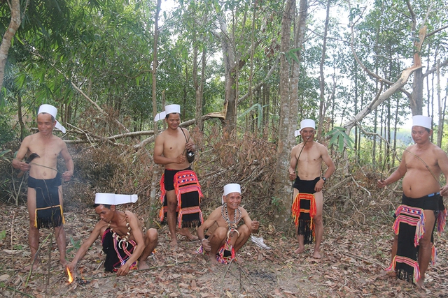 Người Giẻ Triêng với tục 'ăn than'- Ảnh 2. Người Giẻ Triêng với tục 'ăn than'- Ảnh 2.