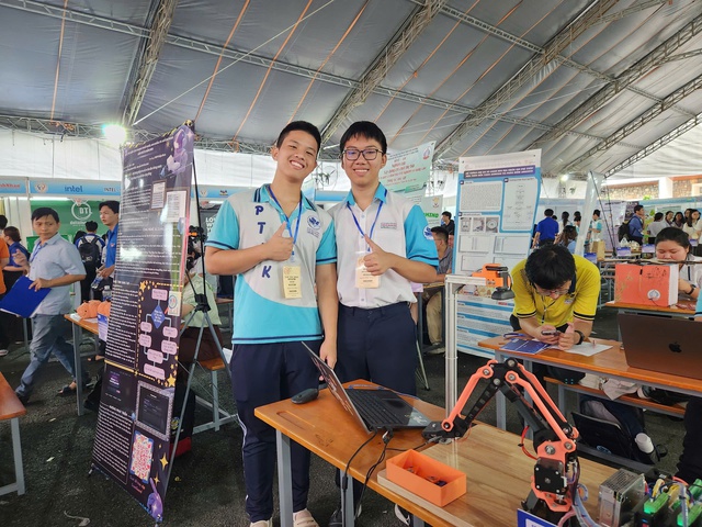 'Đề toán thi lớp 10 TP.HCM mà cho năm ngoái là em thủ khoa rồi' - Ảnh 4.