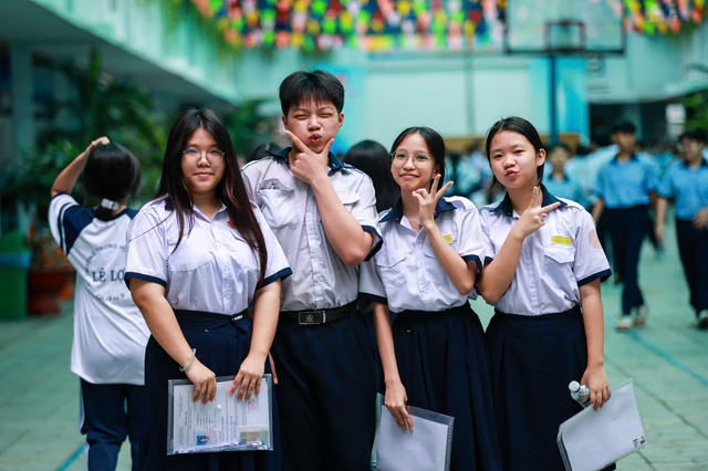 151.269 th&iacute; sinh TP.HCM bắt đầu thi lớp 10: Gi&aacute;m đốc Sở GD-ĐT n&oacute;i về đề thi - Ảnh 4.