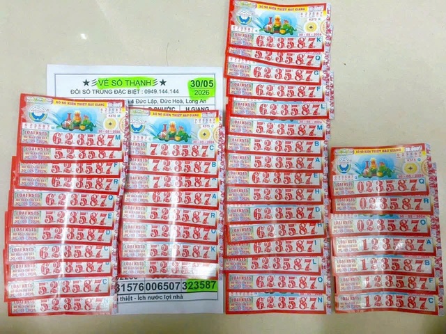 Hàng chục người cùng công ty may mặc trúng xổ số miền Nam, nhận tiền mặt - Ảnh 1.