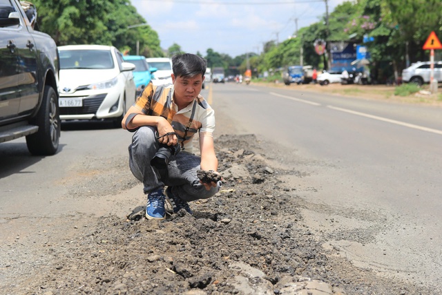 Quốc lộ 19 mới hoàn thành đã xuất hiện nhiều hư hỏng- Ảnh 4. Quốc lộ 19 mới hoàn thành đã xuất hiện nhiều hư hỏng- Ảnh 4.