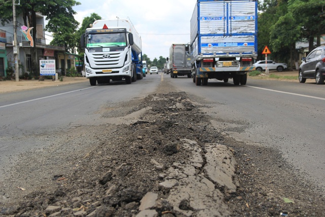 Quốc lộ 19 mới hoàn thành đã xuất hiện nhiều hư hỏng- Ảnh 1. Quốc lộ 19 mới hoàn thành đã xuất hiện nhiều hư hỏng- Ảnh 1.
