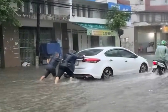 Mưa lớn ở Khánh Hòa, cảnh báo ngập lụt nhiều tuyến đường ở Nha Trang - Ảnh 1.
