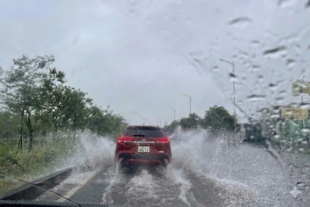 Mưa lớn ở Khánh Hòa, cảnh báo ngập lụt nhiều tuyến đường ở Nha Trang - Ảnh 2.
