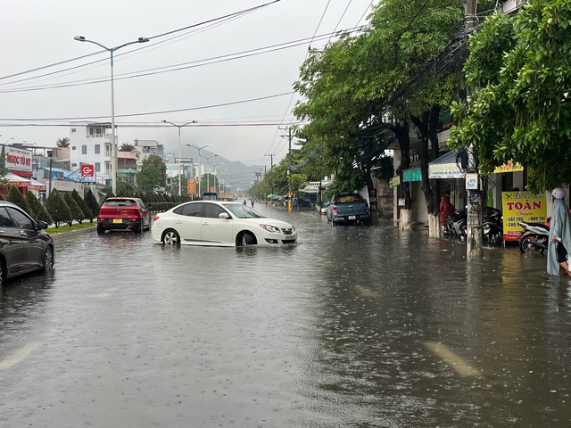 Mưa lớn ở Khánh Hòa, cảnh báo ngập lụt nhiều tuyến đường ở Nha Trang - Ảnh 3.
