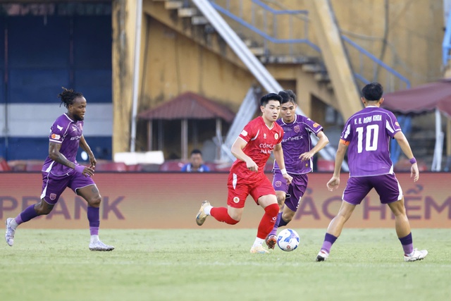 Đình Bắc rực sáng giúp CLB CAHN thắng đẹp ngày đăng quang, đẩy Becamex TP.HCM vào cảnh bi đát- Ảnh 1. Đình Bắc rực sáng giúp CLB CAHN thắng đẹp ngày đăng quang, đẩy Becamex TP.HCM vào cảnh bi đát- Ảnh 1.
