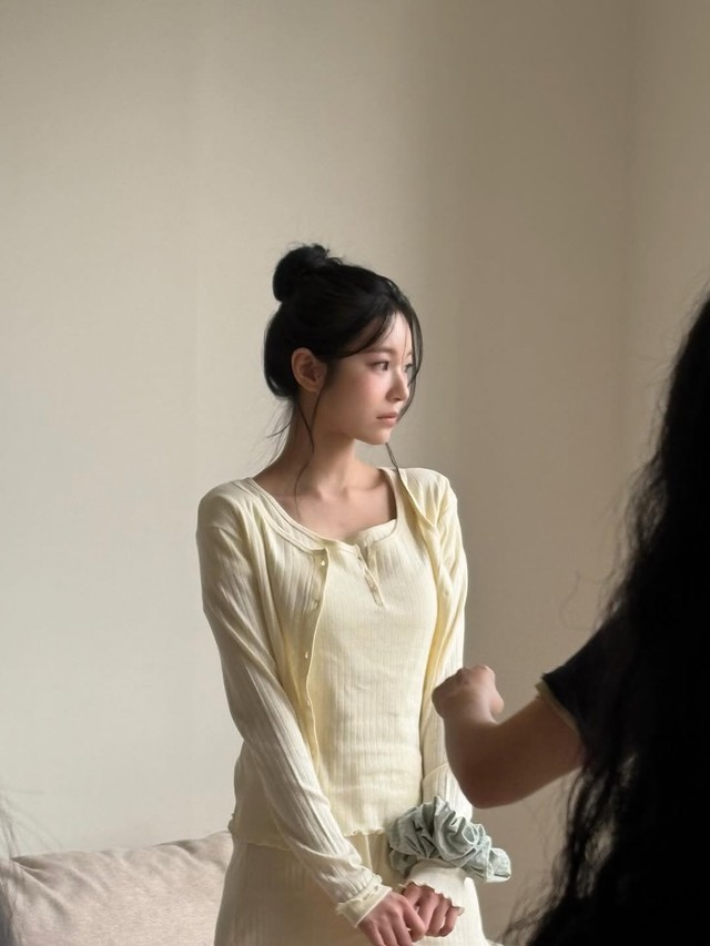 Khi cardigan mỏng trở thành 'trợ thủ' chống nắng đầy phong cách - Ảnh 3.