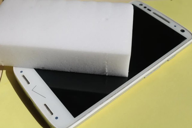 Đừng dại d&ugrave;ng Magic Eraser cho m&agrave;n h&igrave;nh điện thoại trầy xước như TikTok - Ảnh 1.
