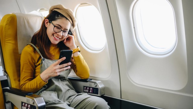 Cảnh báo thói quen tự nhặt điện thoại khi làm rơi trên máy bay - Ảnh 1.