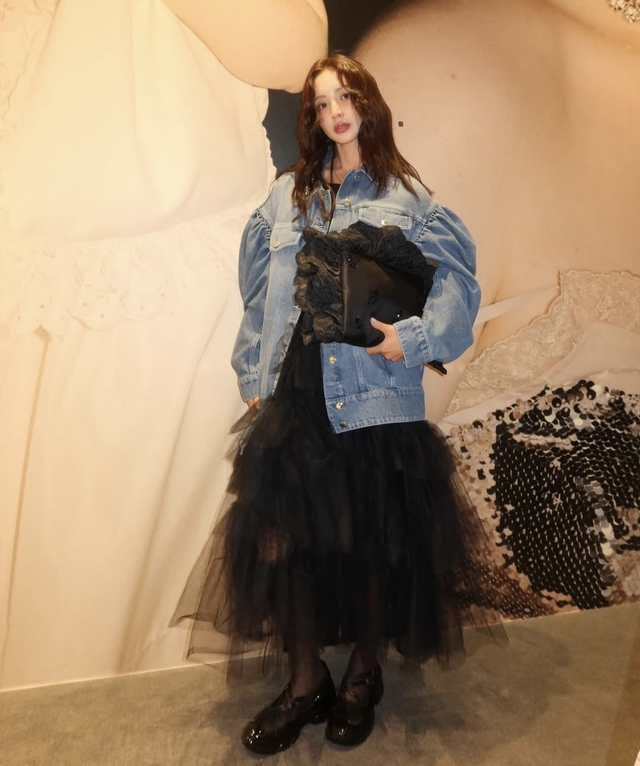 Wash denim và xu hướng dạo phố: Đơn giản mà vẫn chuẩn 'gu'  - Ảnh 1.