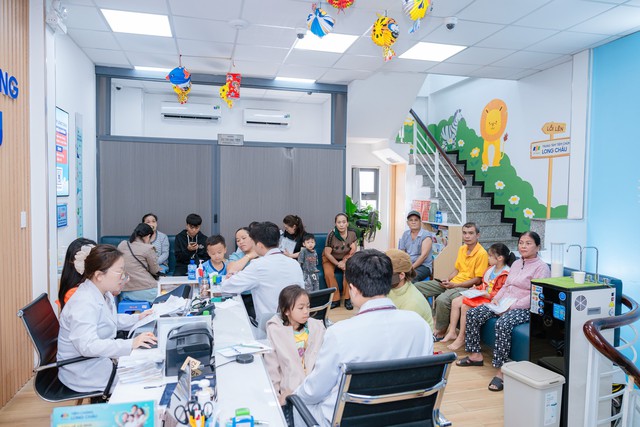 Chủ động bảo vệ b&eacute; trước l&agrave;n s&oacute;ng &lsquo;dịch chồng dịch&rsquo; d&acirc;ng cao - Ảnh 1.