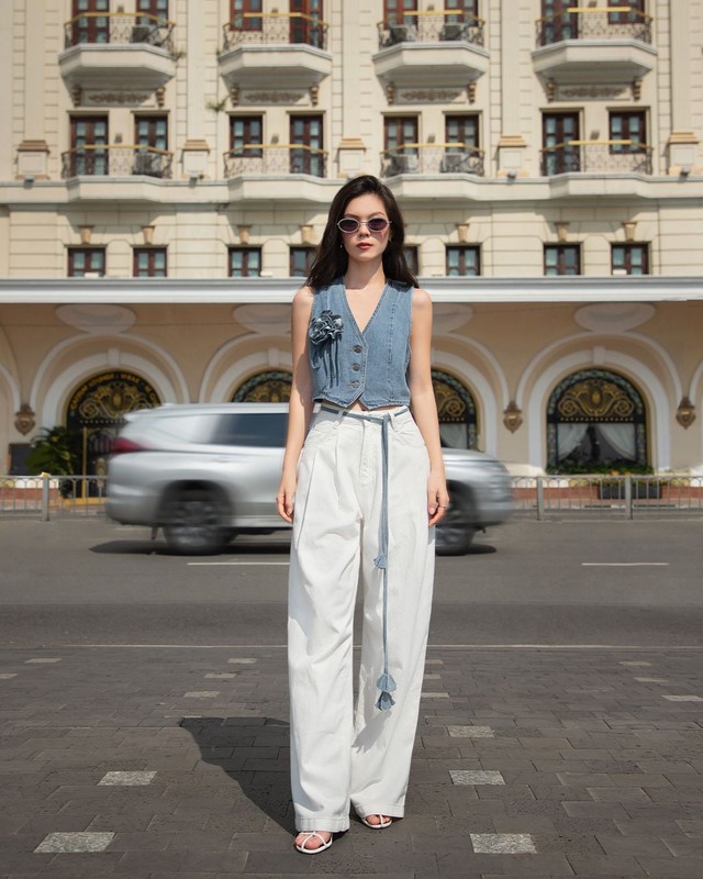 Lên đồ cùng áo gile denim tôn lên vẻ năng động- Ảnh 1.