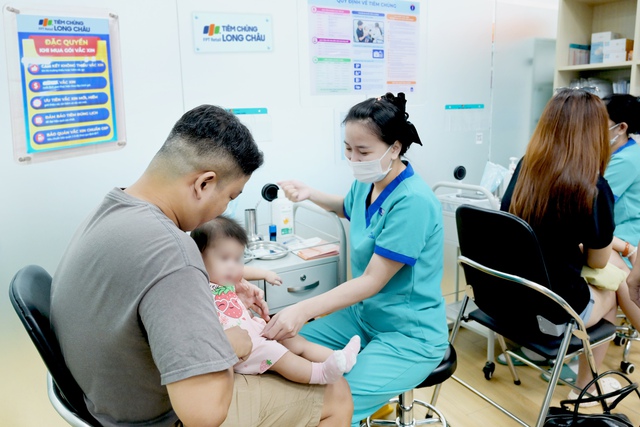 Chủ động bảo vệ b&eacute; trước l&agrave;n s&oacute;ng &lsquo;dịch chồng dịch&rsquo; d&acirc;ng cao - Ảnh 3.