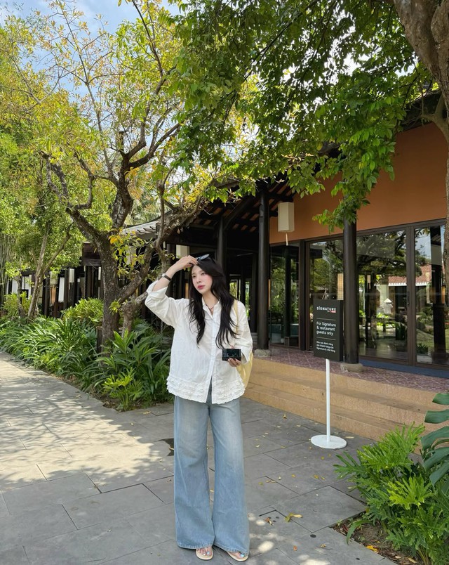 Phong cách tối giản với áo sơ mi, áo blouse và quần jeans- Ảnh 1.