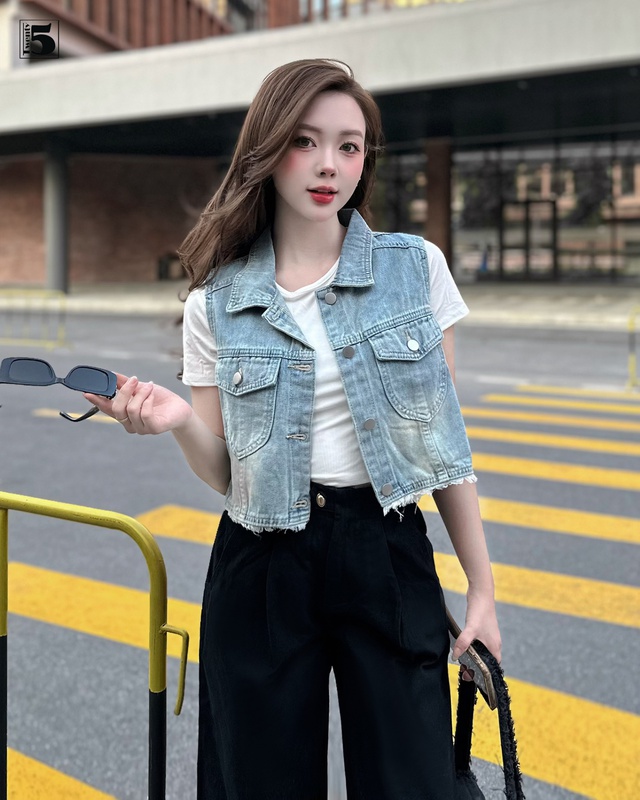 Lên đồ cùng áo gile denim tôn lên vẻ năng động- Ảnh 2.