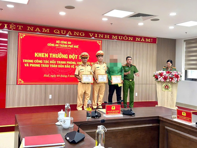 C&ocirc;ng an th&agrave;nh phố Huế khen thưởng t&agrave;i xế c&ocirc;ng nghệ v&agrave; CSGT kịp thời bắt trộm- Ảnh 1.