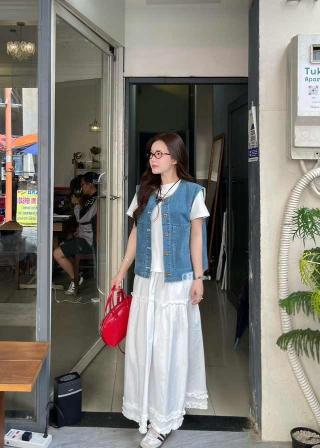 Lên đồ cùng áo gile denim tôn lên vẻ năng động- Ảnh 3.