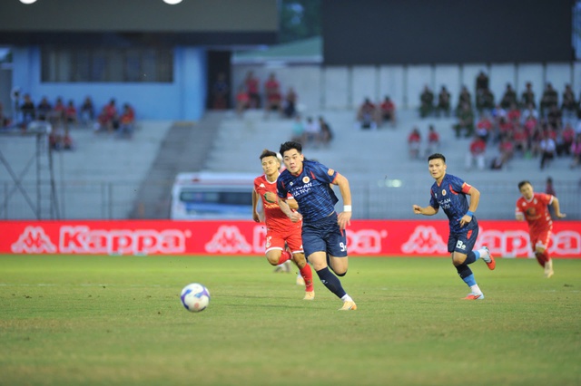 C&oacute; 'ngoại binh' cạnh tranh với Đ&igrave;nh Bắc ở đội tuyển Việt Nam, HLV Kim Sang-sik c&agrave;ng vui- Ảnh 2.