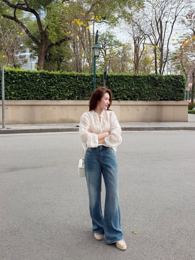 Phong cách tối giản với áo sơ mi, áo blouse và quần jeans- Ảnh 3.
