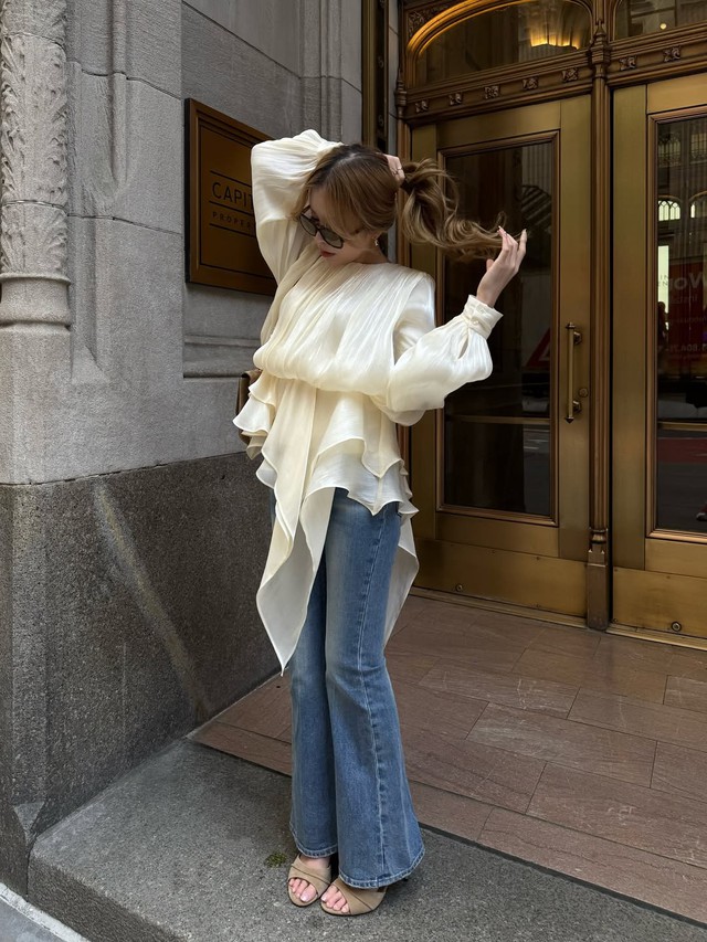 Phong cách tối giản với áo sơ mi, áo blouse và quần jeans- Ảnh 4.