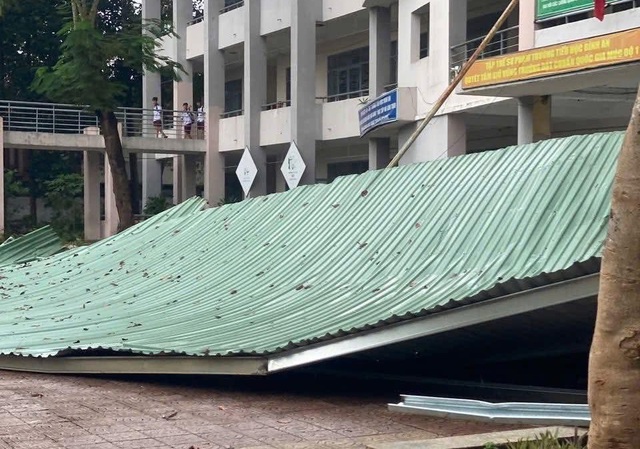 M&aacute;i t&ocirc;n ở trường tiểu học bị cuốn xuống s&acirc;n trường sau cơn d&ocirc;ng lốc- Ảnh 2.