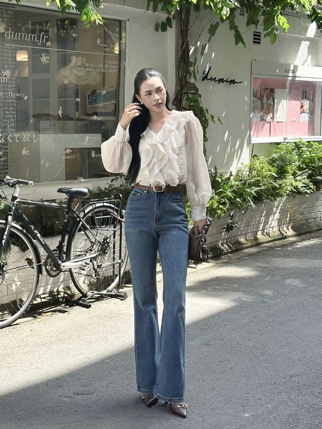 Phong cách tối giản với áo sơ mi, áo blouse và quần jeans- Ảnh 7.