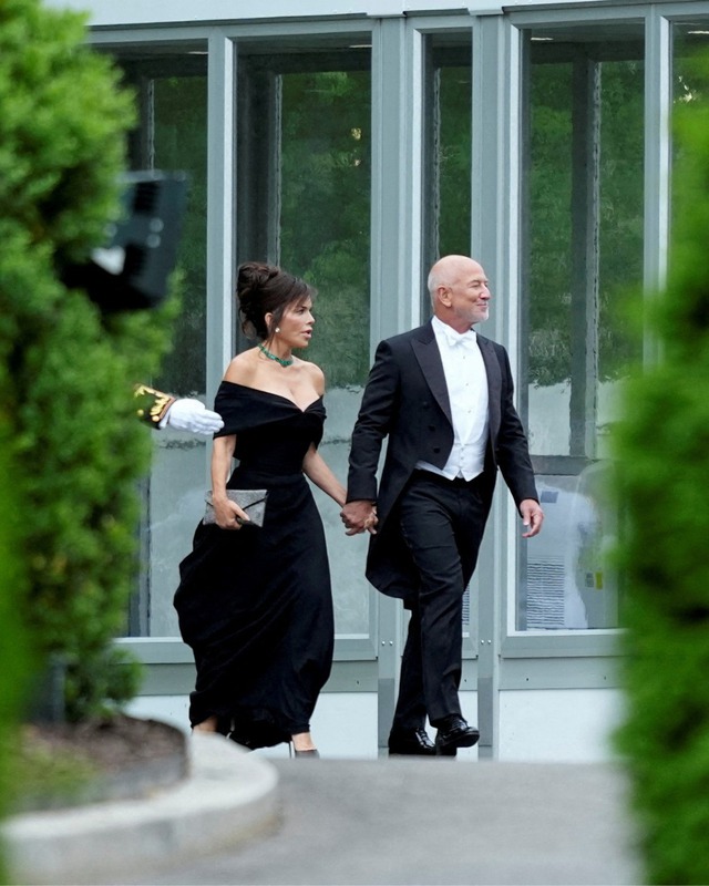 Tỉ ph&uacute; Jeff Bezos chi 10 triệu USD để 'lấy l&ograve;ng' Anna Wintour tại Met Gala 2026? - Ảnh 1.