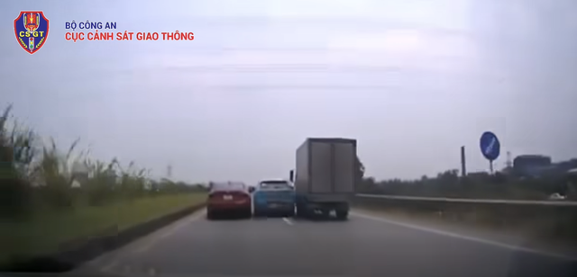 Chen giữa hai &ocirc; t&ocirc; để vượt xe c&oacute; thể bị phạt 22 triệu đồng - Ảnh 1.