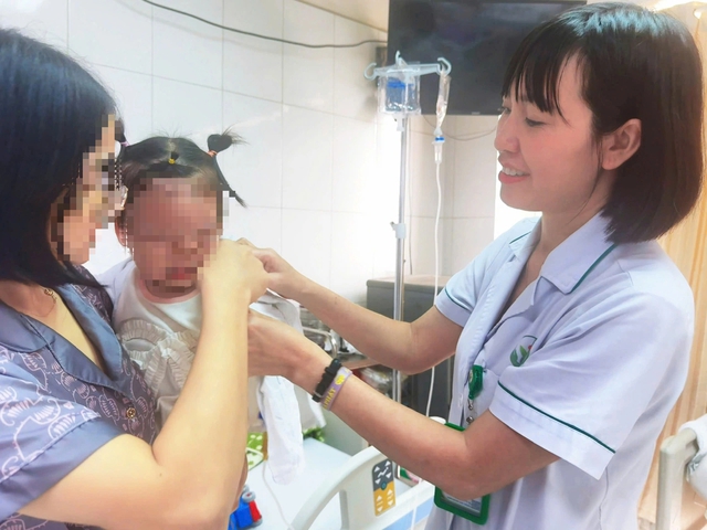B&eacute; g&aacute;i 22 th&aacute;ng tuổi bị ch&oacute; nh&agrave; tấn c&ocirc;ng g&acirc;y tổn thương nặng v&ugrave;ng  mặt   - Ảnh 2.