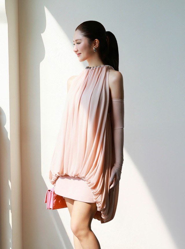 Đầm suông từ linen, cotton là xu hướng nổi bật mùa nắng- Ảnh 3. Đầm suông từ linen, cotton là xu hướng nổi bật mùa nắng- Ảnh 3.