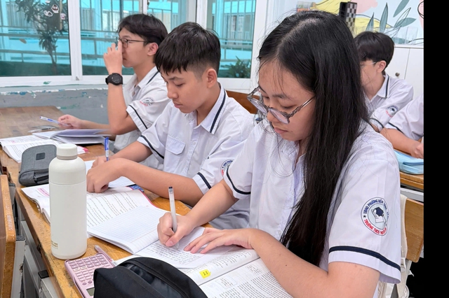 Tỷ lệ chọi lớp 10 chương tr&igrave;nh tiếng Anh t&iacute;ch hợp, trường n&agrave;o cao nhất? - Ảnh 1.