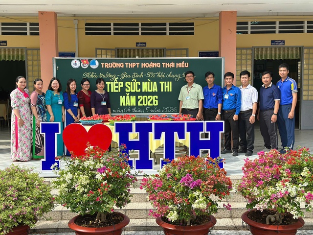 Thầy gi&aacute;o l&agrave;m điều n&agrave;y ở cổng trường thi hơn một thập kỷ  - Ảnh 4.