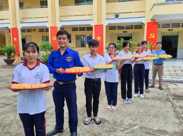 Thầy gi&aacute;o l&agrave;m điều n&agrave;y ở cổng trường thi hơn một thập kỷ  - Ảnh 1.