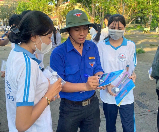 Thầy gi&aacute;o l&agrave;m điều n&agrave;y ở cổng trường thi hơn một thập kỷ  - Ảnh 2.