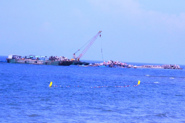 Địa phương n&oacute;i g&igrave; về nghi đổ chất thải xuống biển Hội An khi thi c&ocirc;ng k&egrave; biển- Ảnh 3.