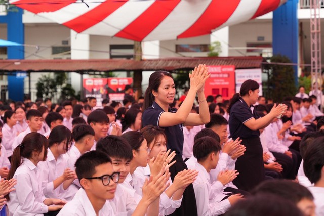 School Tour - Trạm tiếp sức tinh thần cho th&iacute; sinh thi tốt nghiệp THPT - Ảnh 1.