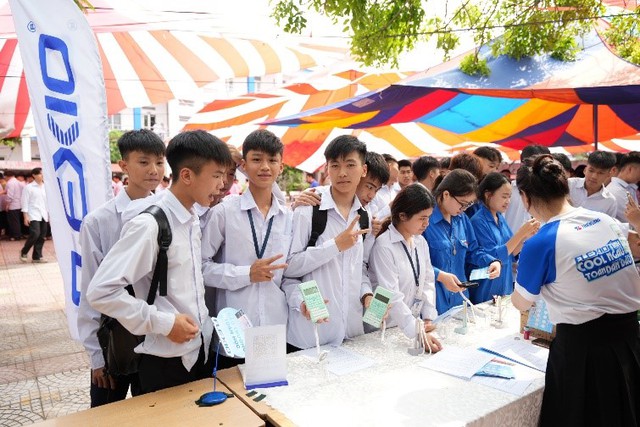 School Tour - Trạm tiếp sức tinh thần cho th&iacute; sinh thi tốt nghiệp THPT - Ảnh 3.