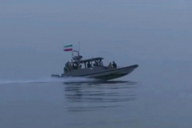 Qu&acirc;n đội Iran n&oacute;i lực lượng Mỹ sẽ bị tấn c&ocirc;ng nếu v&agrave;o eo biển Hormuz - Ảnh 1.
