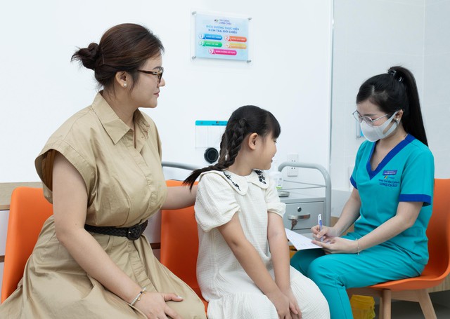 Chủ động bảo vệ b&eacute; trước l&agrave;n s&oacute;ng &lsquo;dịch chồng dịch&rsquo; d&acirc;ng cao - Ảnh 2.